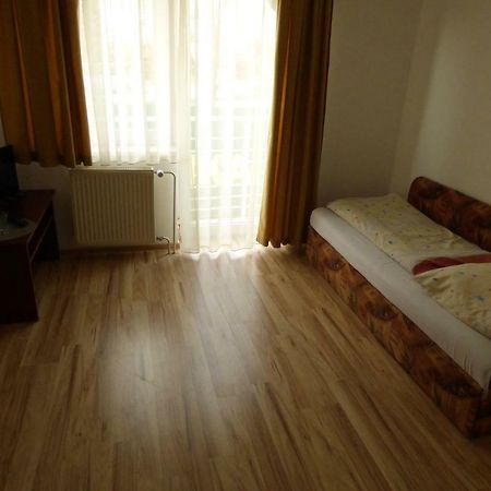 Vazinka Hotel Madunice ภายนอก รูปภาพ