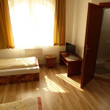 Vazinka Hotel Madunice ภายนอก รูปภาพ