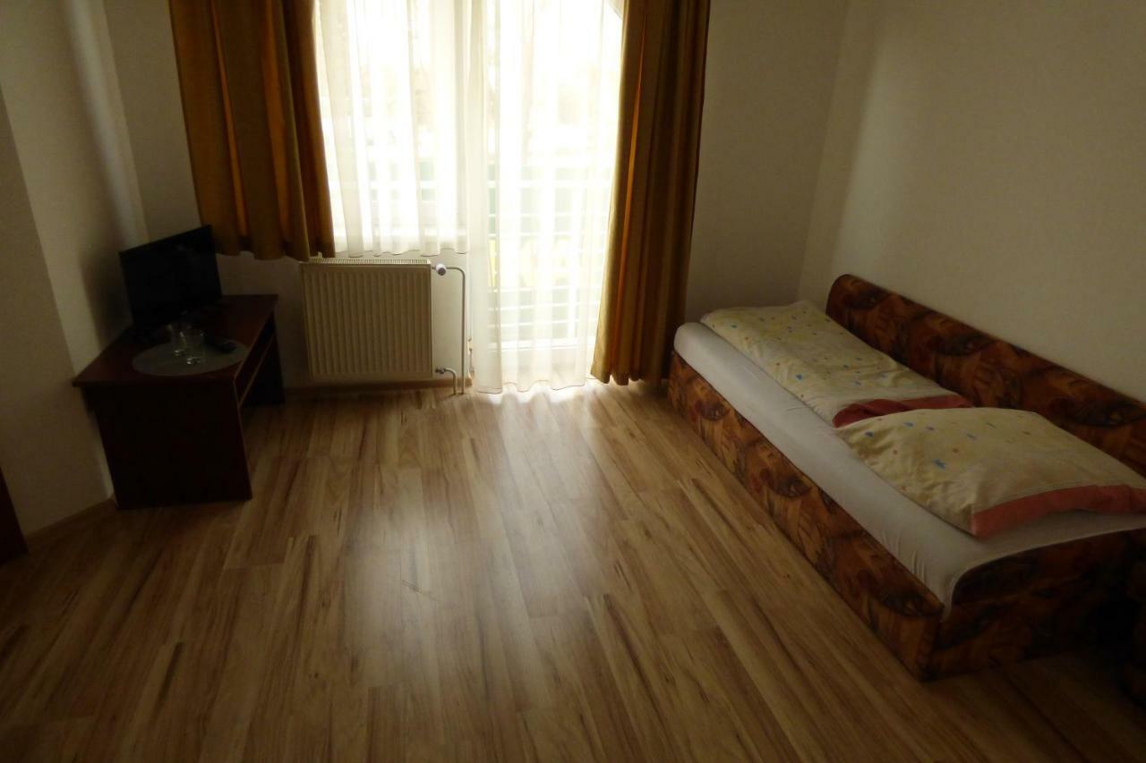 Vazinka Hotel Madunice ภายนอก รูปภาพ