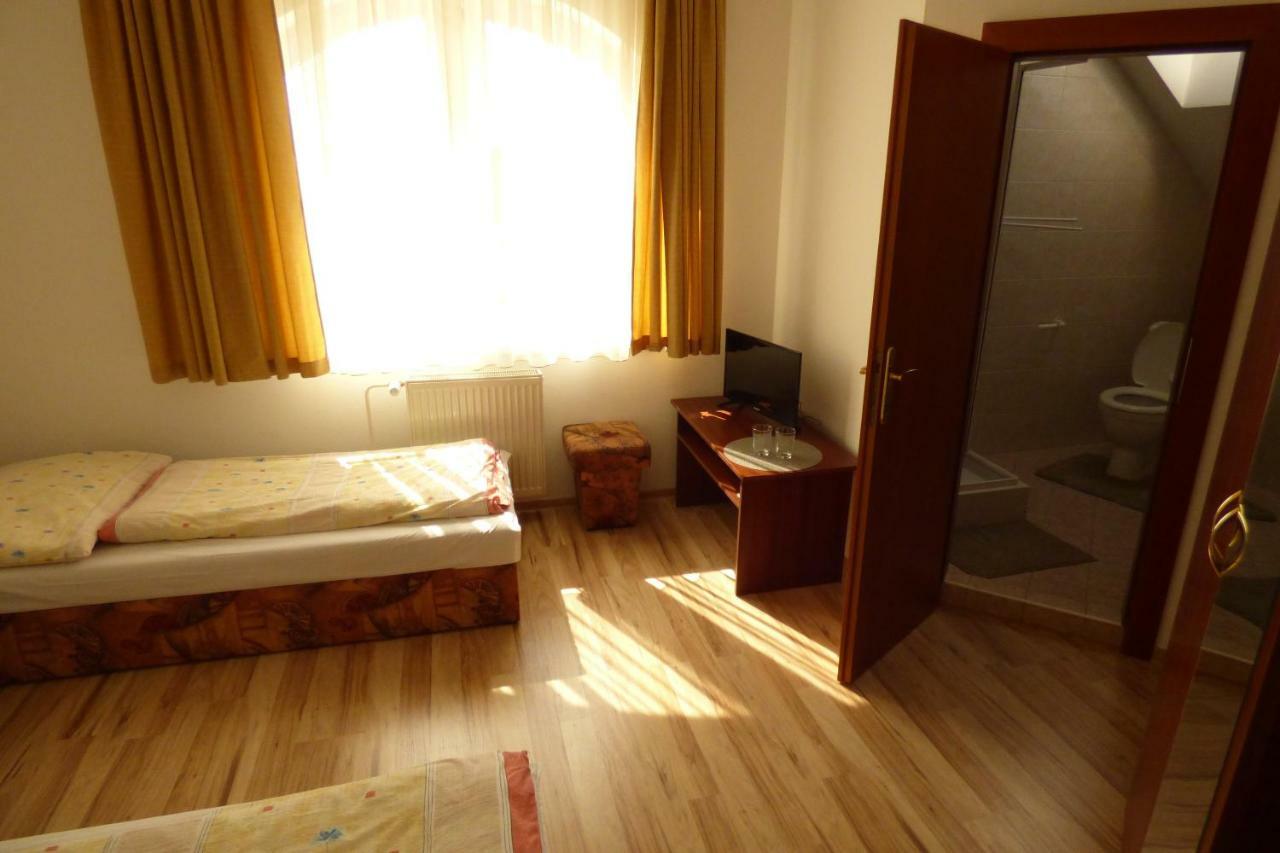 Vazinka Hotel Madunice ภายนอก รูปภาพ