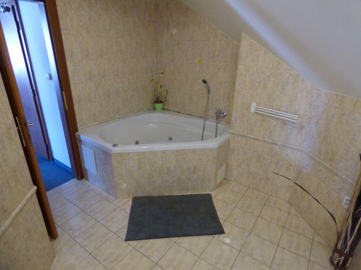 Vazinka Hotel Madunice ภายนอก รูปภาพ